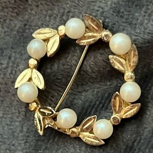 VINTAGE LISNER PEARL LEAF WHEAT CIRCLE WREATH PIN BROOCH DESIGNER